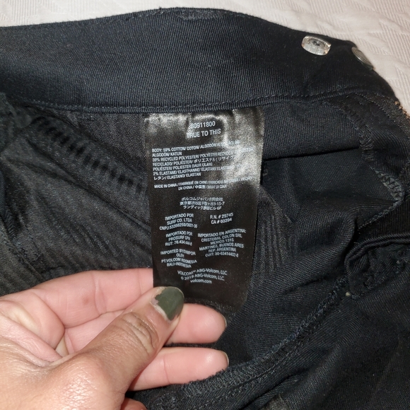 2 pairs of Volcom shorts for 1. Never worn - Picture 8 of 16